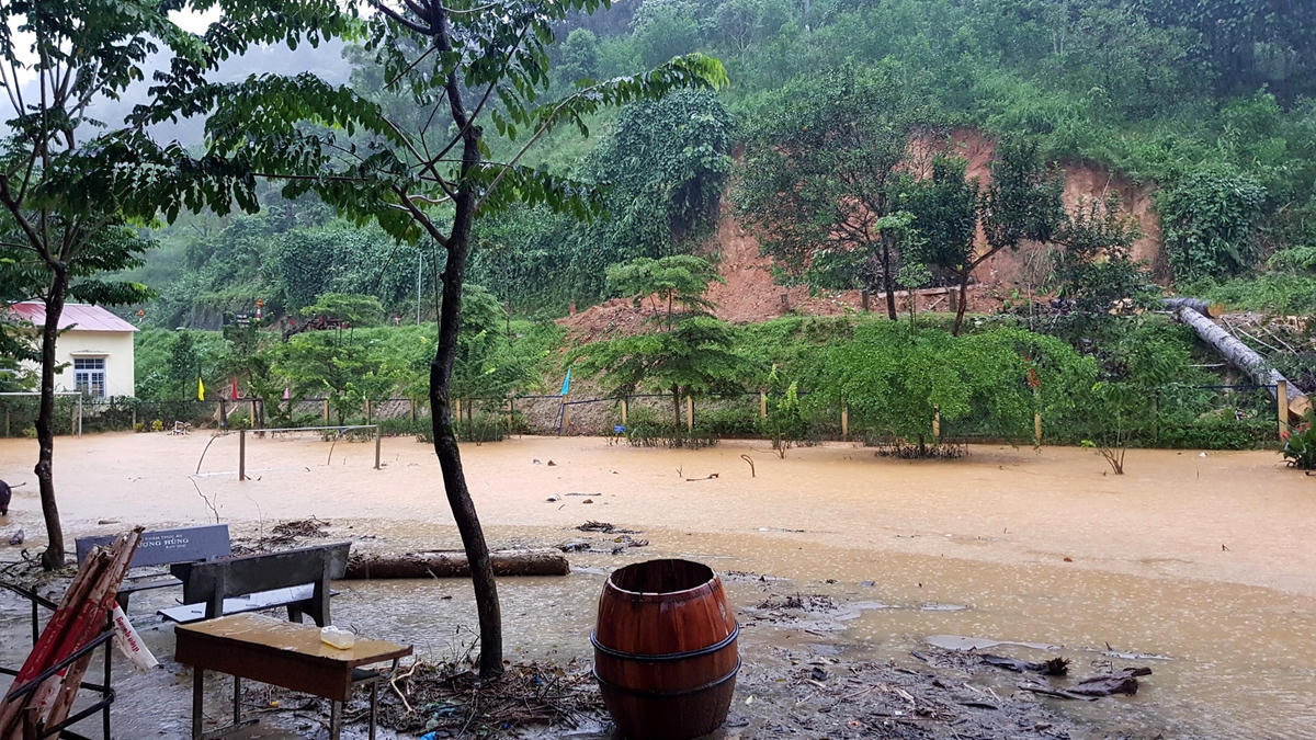 Nước lũ tấn công sân trường.