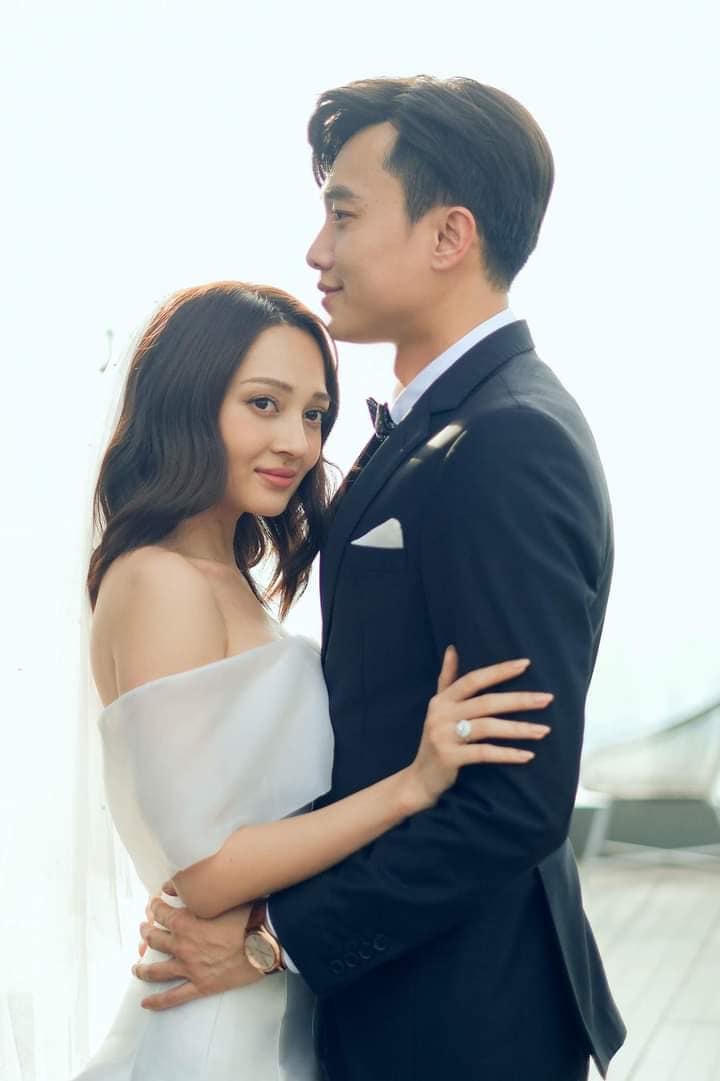 Quốc Trường đăng ảnh chụp cùng Bảo Anh kèm dòng trạng thái: "Hôn nhân là trói buộc hay tự do. Tất cả là do chúng ta quyết định!".