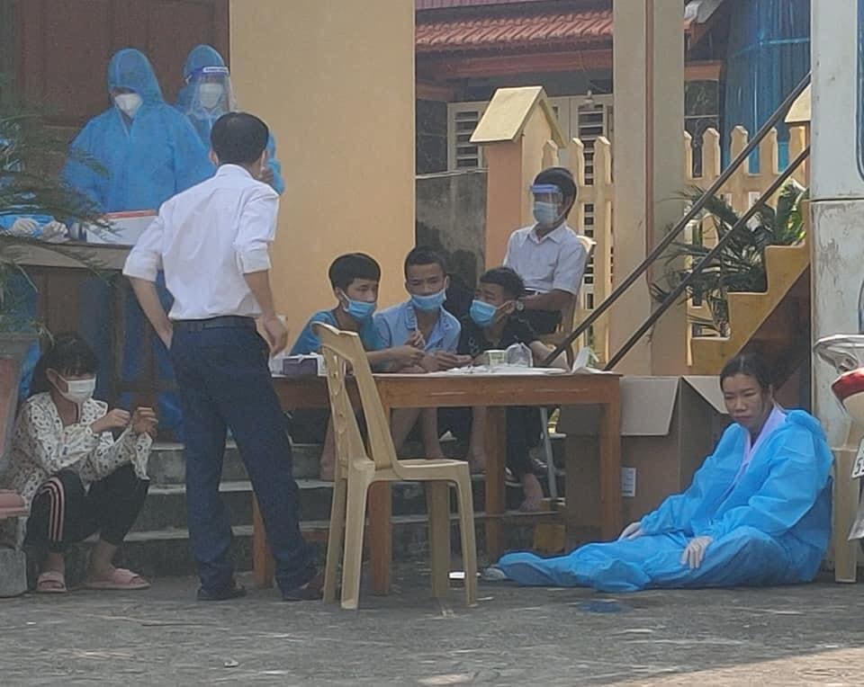 Cán bộ Y tế huyện Thọ Xuân tranh thủ vài phút nghỉ ngơi sau khi liên tục lấy mẫu cho người dân tại các khu vực có nguy cơ lây nhiễm cao.