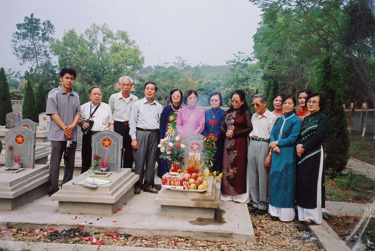 Viếng mộ liệt sĩ Nguyết Viết Quỳ tại nghĩa trang Đồi Độc Lập trong dịp kỷ niệm 50 năm chiến thắng Điện Biên Phủ (2004). Bà Nguyễn Thị Ngọc Chúc đứng đầu bên phải.  