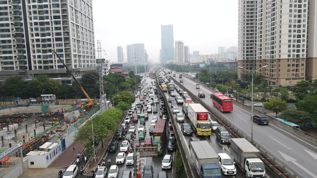 Lượng phương tiện tham gia giao thông tăng mạnh, khiến nhiều tuyến đường trên địa bàn TP Hà Nội ùn tắc nghiêm trọng.