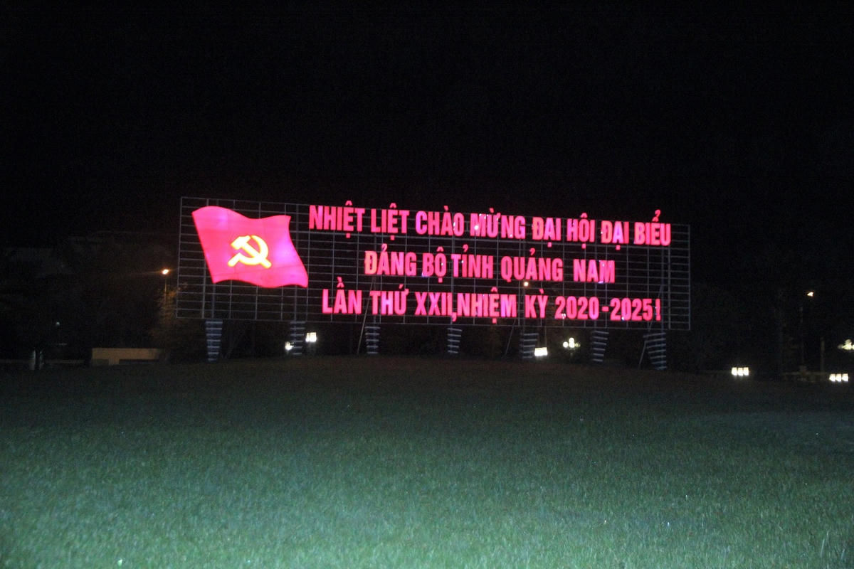 Một góc Quảng trường TP Tam Kỳ vào ban đêm.