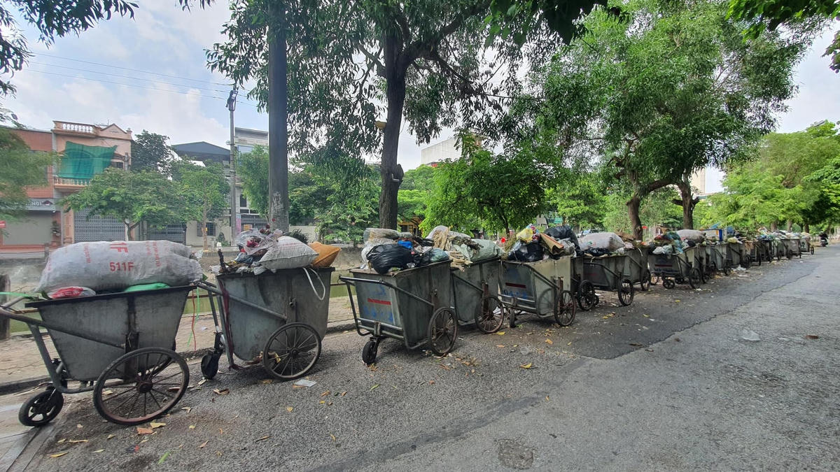 [ẢNH] TP Thái Bình: Dân chặn xe thu gom, rác thải tràn ngập phố phường