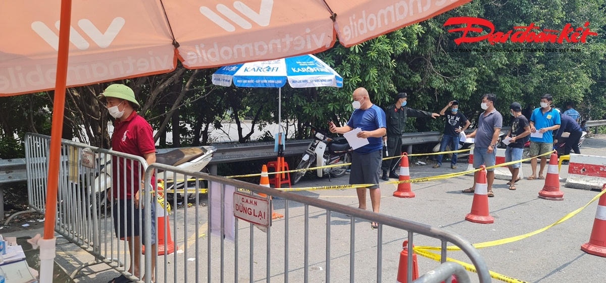 Các tài xế khi vào khai báo đều phải đeo khẩu trang, đứng giãn cách và có giấy xét nghiệm theo quy định.