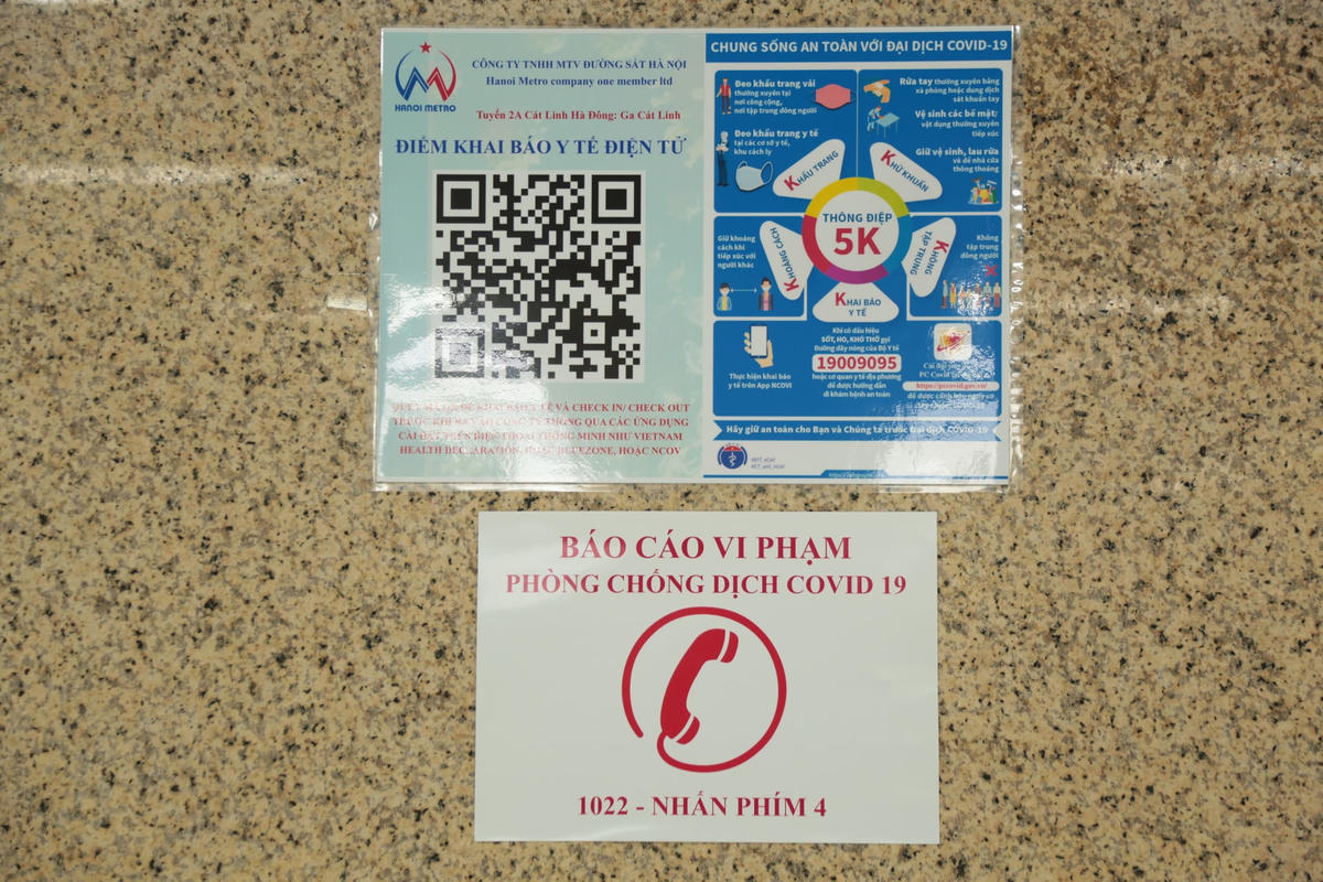 Tại các cột trụ ở ga đều được gián những tờ cảnh báo, nếu hành khách vi phạm các nguyên tắc phòng, chống dịch phải gọi ngay đến đường giây nóng để báo cáo.