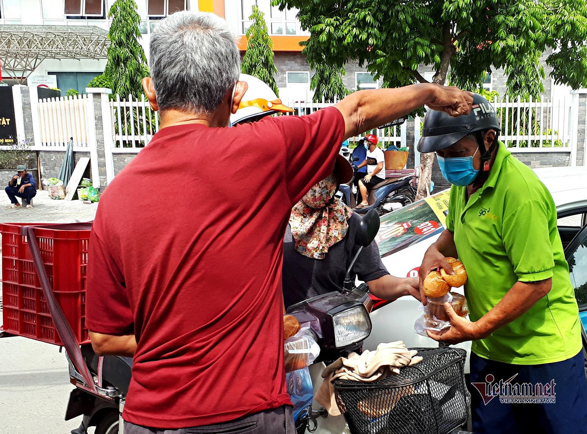 Sau khi phát tặng người nghèo, hai vợ chồng bà tìm cách gửi tặng các phần bò kho bánh mì cho bệnh nhân nghèo trong bệnh viện.  