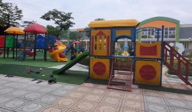 Khu cầu trượt ở sân trường, nơi xảy ra sự việc. Nguồn: Dân trí.