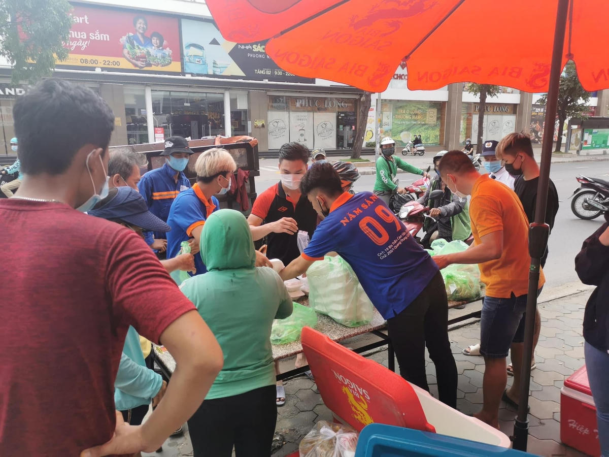 Một số quán ăn tổ chức nấu cơm phát cho người dân, người lao động trong khu vực phong tỏa.