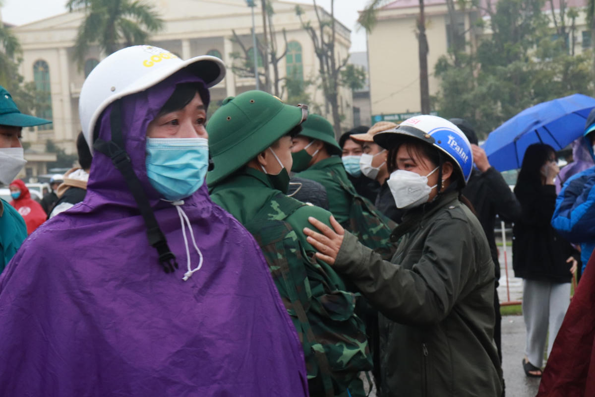 Những cái ôm, lời động viên, ánh mắt thân thương mà người thân của các chiến sĩ gửi đến các anh trước khi lên đường nhập ngũ.