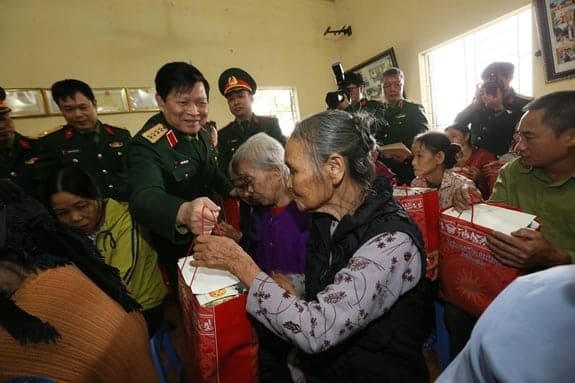 Đại tướng Ngô Xuân Lịch trao quà tặng các đối tượng chính sách và hộ nghèo. Ảnh: Văn Tuấn.