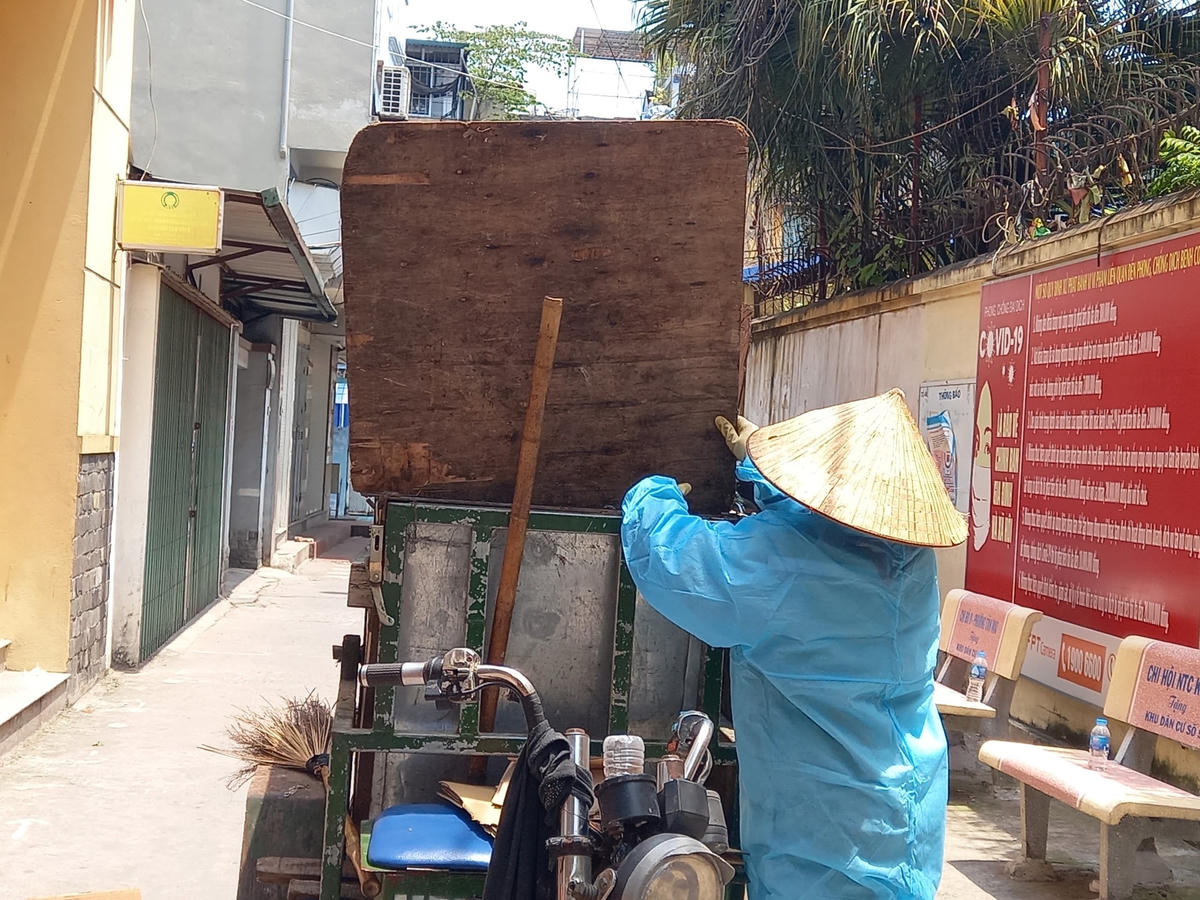 Người thu gom rác thải cũng mặc đồ bảo hộ, đảm bảo an toàn. 