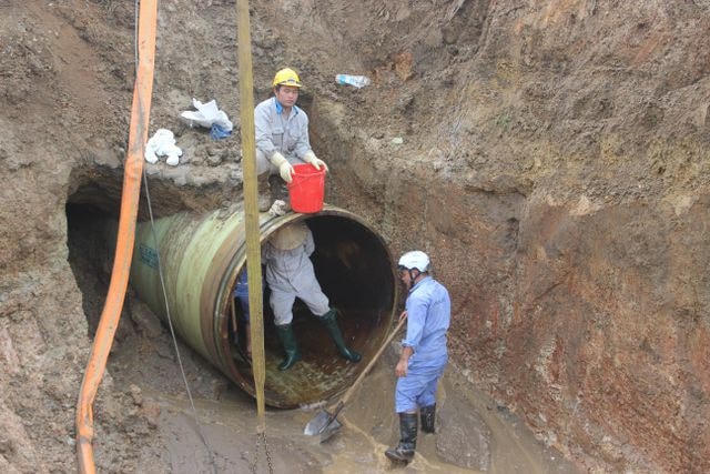 Tuyến đường ống nước sạch sông Đà trong 1 lần bị vỡ trước đó.(Ảnh minh họa: Dân trí).