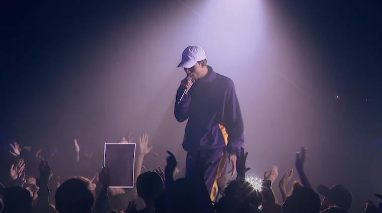 Đen Vâu trong MV Mang tiền về cho mẹ, ca khúc đang ở top 1 thịnh hành Youtube với hơn 17 triệu lượt xem.