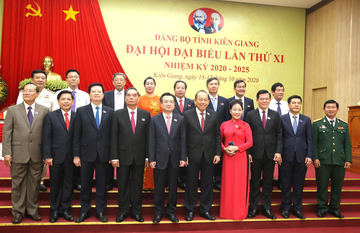 Lãnh đạo tỉnh Kiên Giang chụp hình lưu niệm với Phó Thủ tướng Thường trực Chính phủ Trương Hòa Bình.