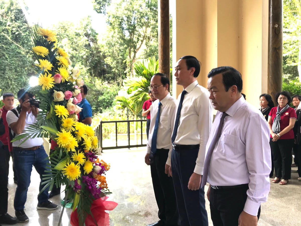 Nghi lễ dâng hương, dâng hoa tại Bia tưởng niệm Liên minh Các lực lượng Dân tộc, Dân chủ và Hòa bình Việt Nam.