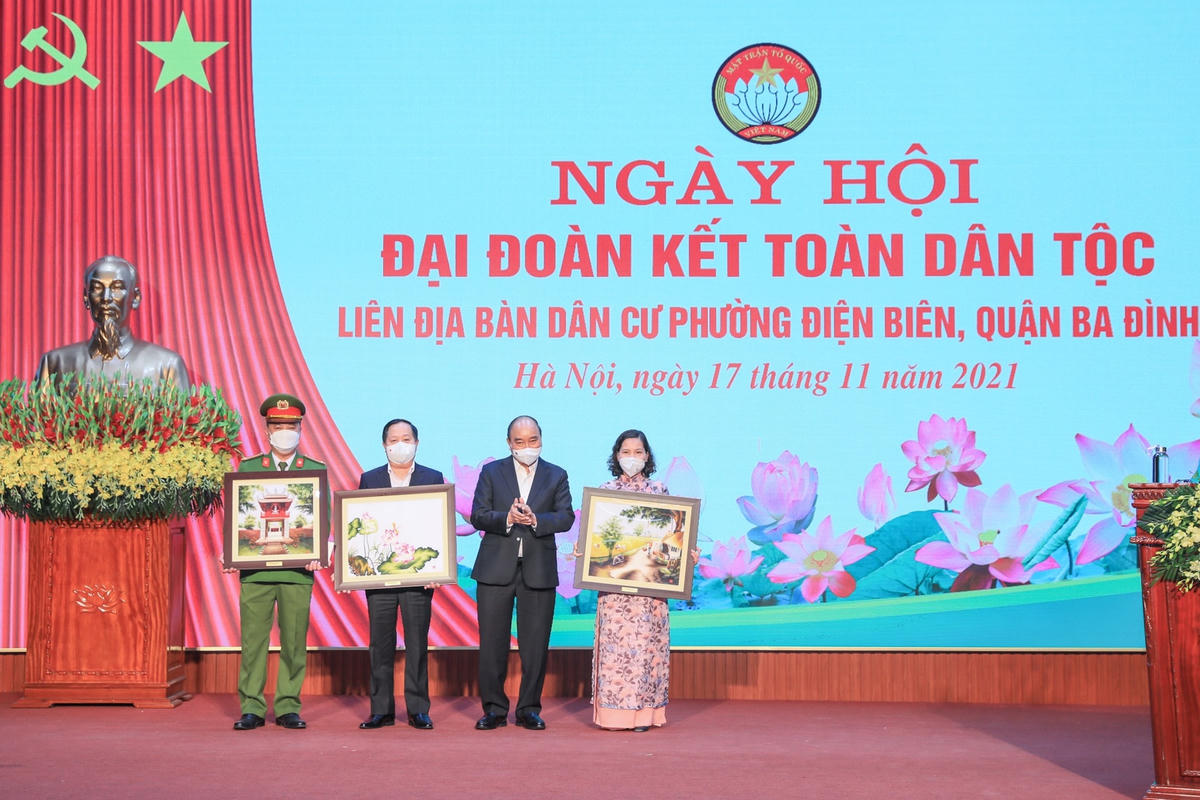 Chủ tịch nước Nguyễn Xuân Phúc tặng quà các tổ Covid cộng đồng phường Điện Biên.