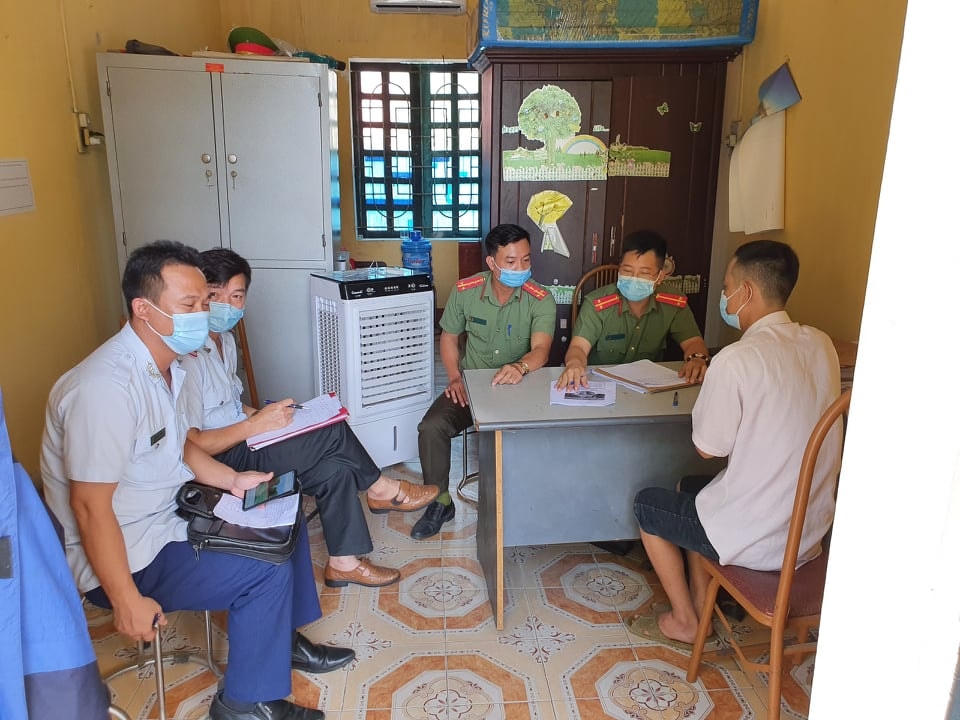 Nam công nhân P.N.T. khi làm việc với cơ quan Công an địa phương.