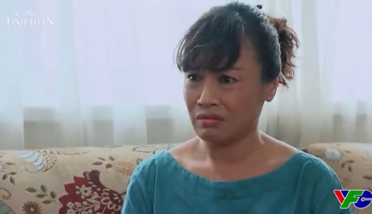 Bà Bích than thở với ông Sinh về việc vất vả chăm con. Ảnh: CMH