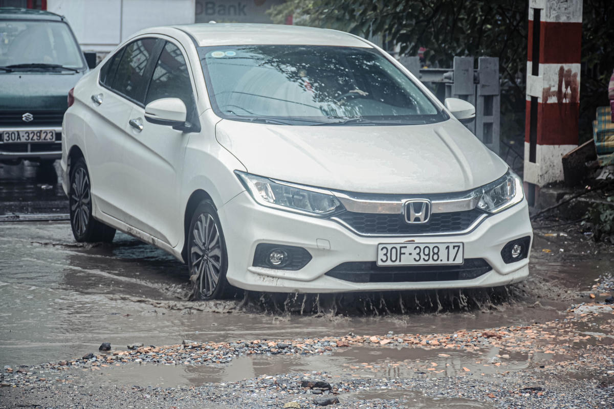 Chiếc xe ô tô gầm thấp suýt nữa mắc kẹt trong một hố sâu do khó quan sát.