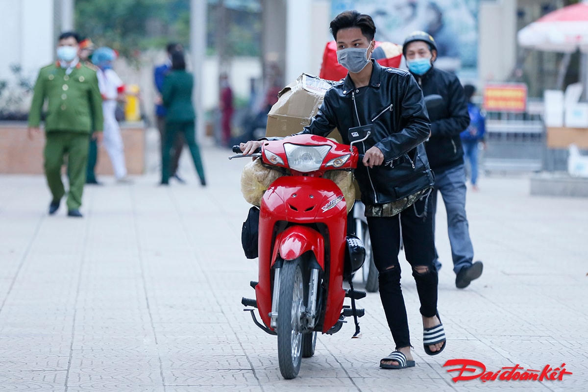 Phụ huynh học sinh cũng gói ghém đồ đạc trở về nhà sau khi cách ly cùng con em của mình tại trường.