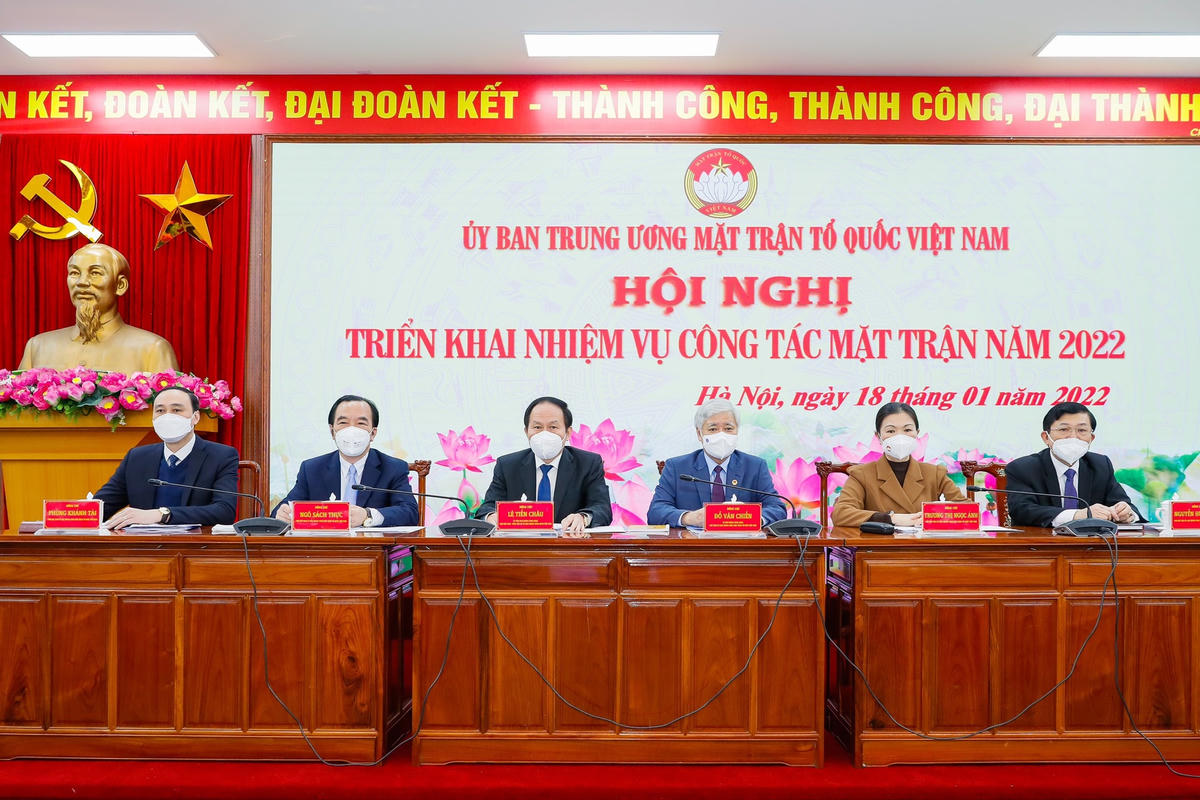 Bí thư Trung ương Đảng, Chủ tịch UBTƯ MTTQ Việt Nam Đỗ Văn Chiến và các vị trong Ban Thường trực chủ trì Hội nghị.