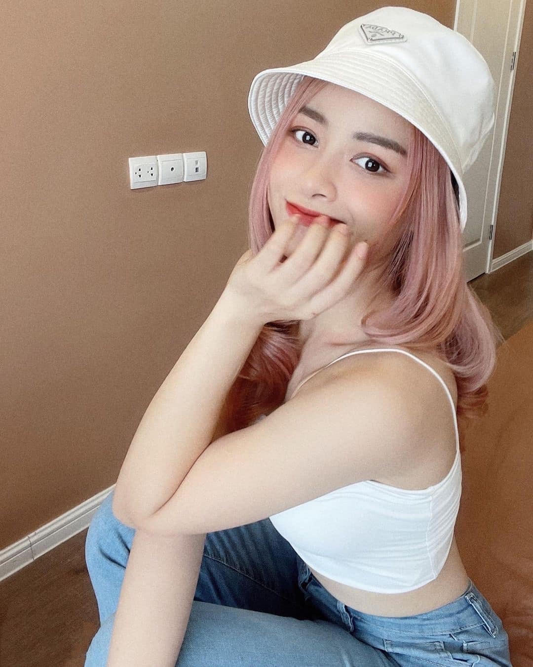 Dương Hoàng Yến thả thính cho đỡ buồn ngày ở nhà chống dịch: “Em là cô gái yêu màu trắng. Ngược đường ngược nắng để yêu anh”. Cô tự thú: “Nói vậy thôi chứ cơm nước xong lên đồ đi vào phòng ngủ tự sướng . Ở nhà chấp hành đúng chỉ thị hạn chế ra đường nha nha nha!!”