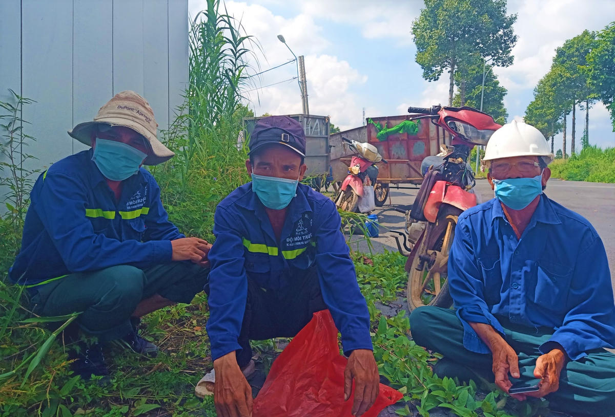 Người lao động phán ánh việc Công ty TNHH xây dựng Đỗ Duy không trả đủ lương cho họ, khiến cuộc sống gặp khó khăn.  