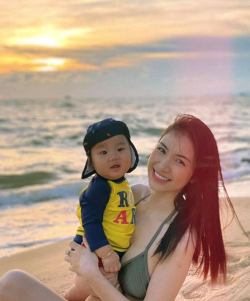 Hòa Minzy hé lộ hình ảnh đi biển cùng con trai lúc 8 tháng tuổi.