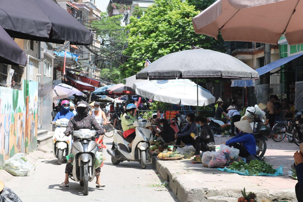 Cảnh mua bán khá tấp nập diễn ra ở chợ Hoa Bằng (Cầu Giấy).