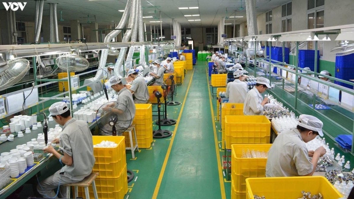 Luật Lao động mới sẽ tác động trực tiếp đến người lao động và doanh nghiệp từ 1/1/2021. (Ảnh minh họa).