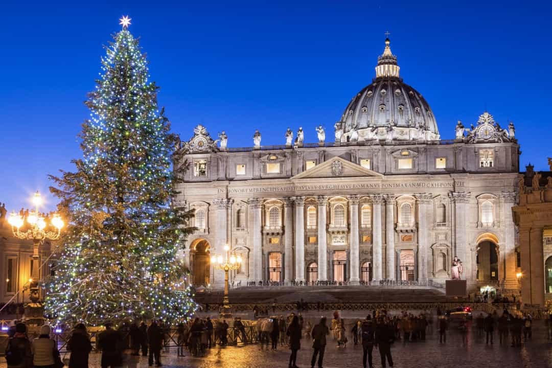 Italia - Độ sáng của Vương cung thánh đường Thánh Peter ở thành phố Vatican dường như phản chiếu ánh sáng của cây thông Noel.  