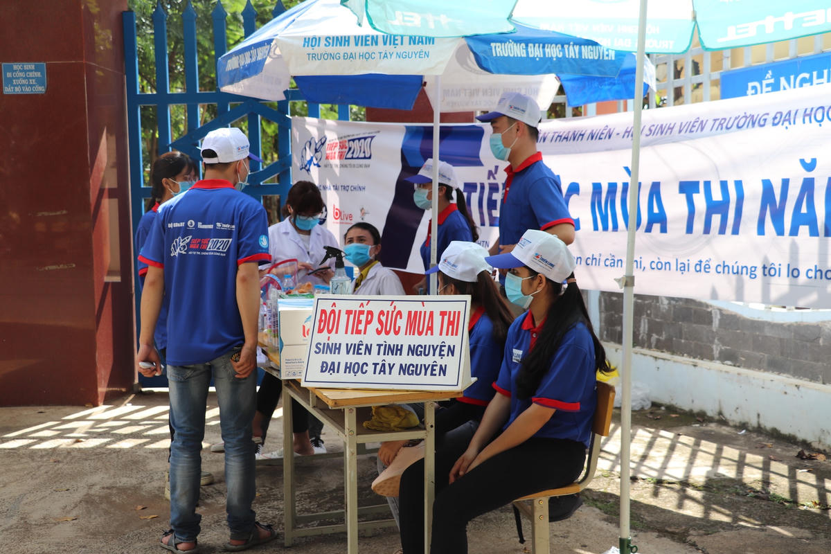 Đội tình nguyện túc trực bên ngoài điểm thi để hỗ trợ thí sinh.
