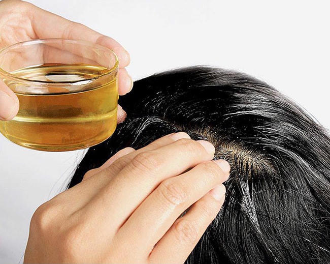 Ngoài dùng dầu xả, bạn nên bổ sung các dưỡng chất để mái tóc luôn chắc khỏe và óng mượt. 