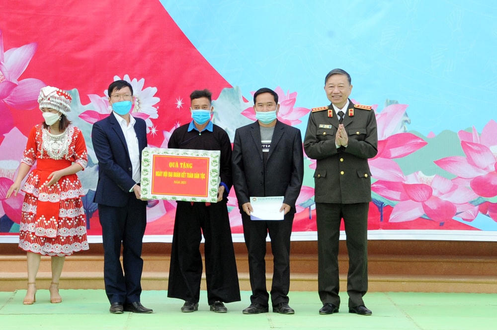Bộ trưởng Tô Lâm tặng quà cho Đảng ủy, HĐND, UBND xã Phì Nhừ.