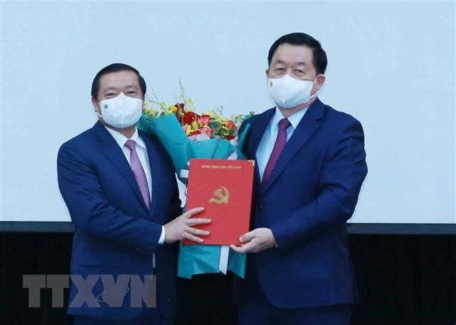 Ông Nguyễn Trọng Nghĩa, Bí thư Trung ương Đảng, Trưởng ban Tuyên giáo Trung ương trao Quyết định Phó Trưởng ban Tuyên giáo Trung ương cho ông Lại Xuân Môn. Ảnh: TTXVN.