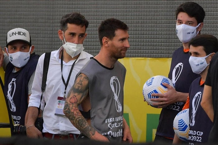 Đại chiến Argentina – Brazil gặp sự cố hy hữu chỉ sau 5 phút khiến Messi nổi giận