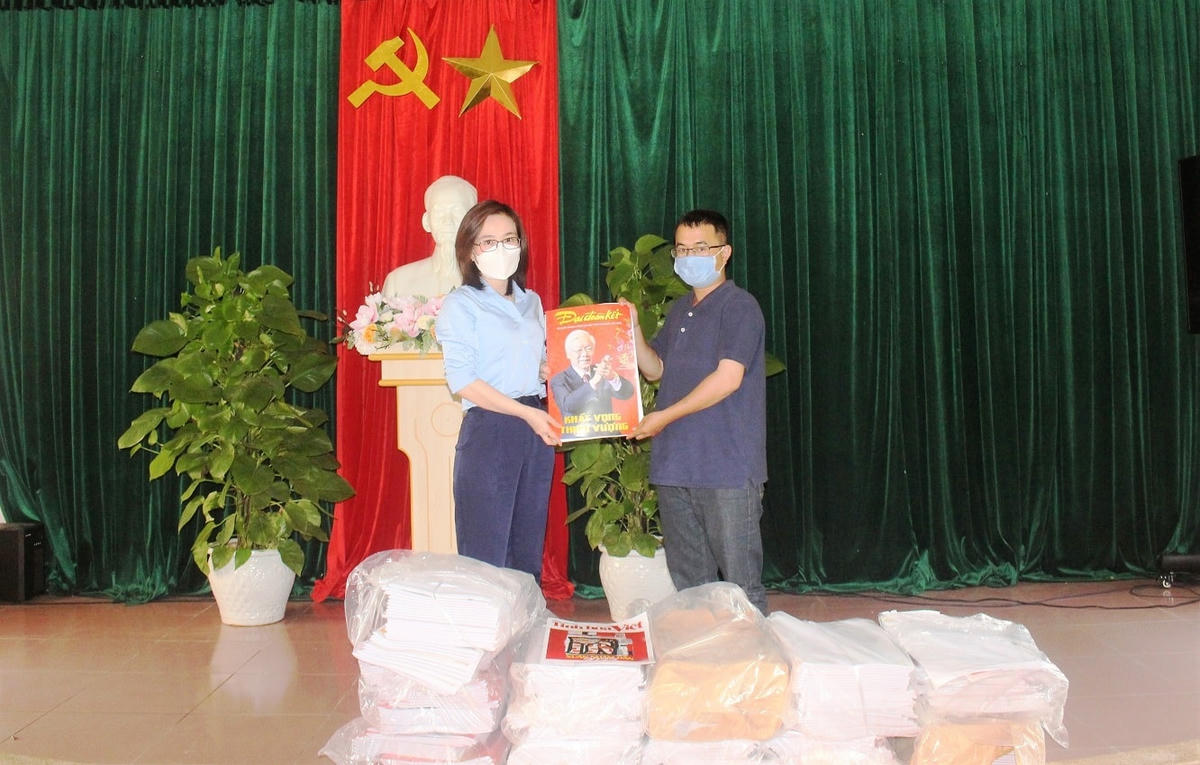 Tặng báo Xuân Đại Đoàn Kết cho Ban tuyên giáo Huyện ủy Phú Ninh.