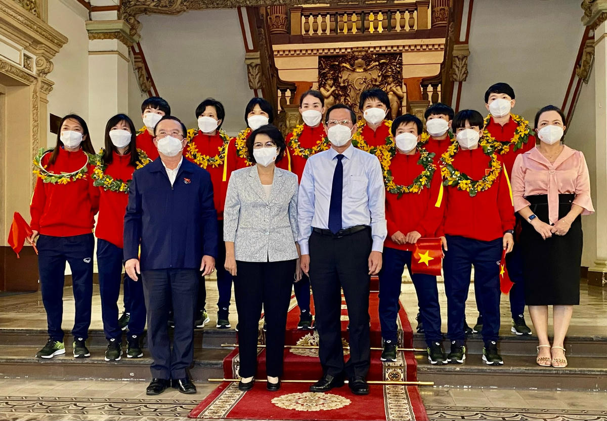 Lãnh đạo TP HCM đón tiếp các nữ cầu thủ và ban huấn luyện.