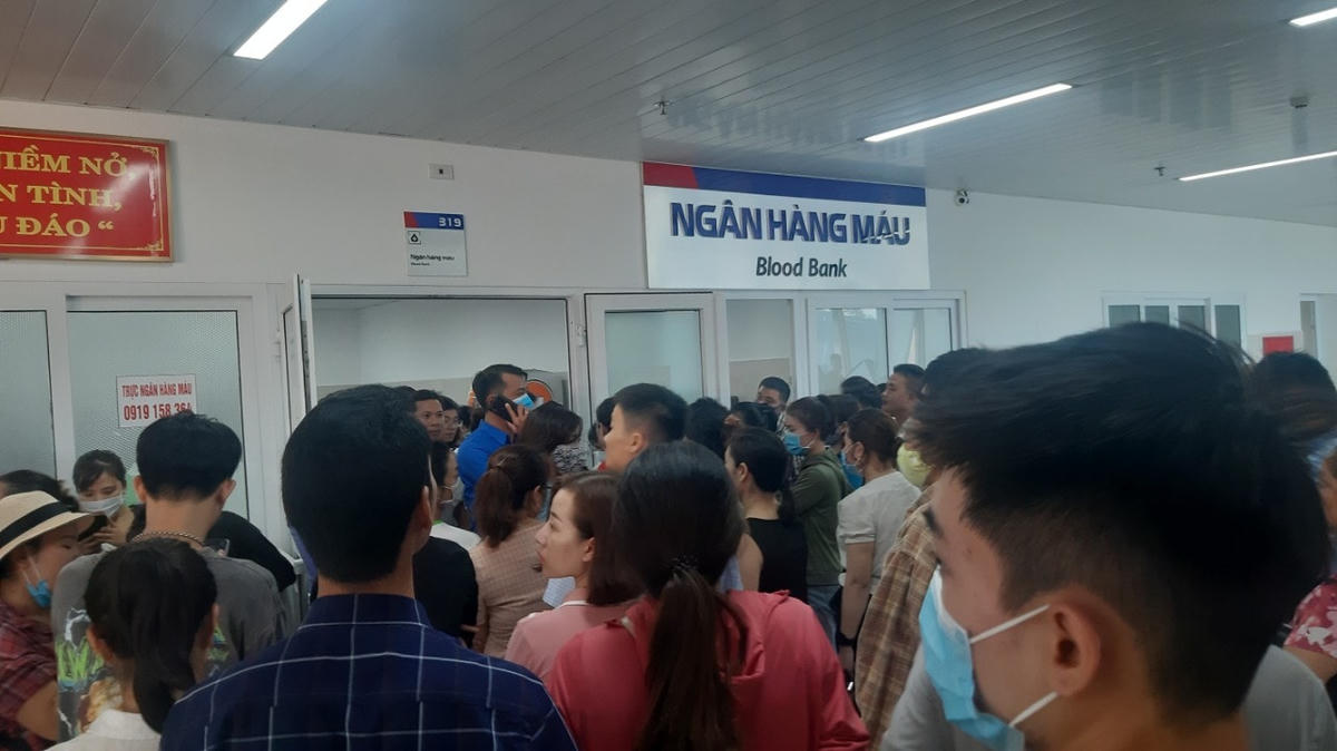 Xếp hàng đăng ký hiến máu tình nguyện.