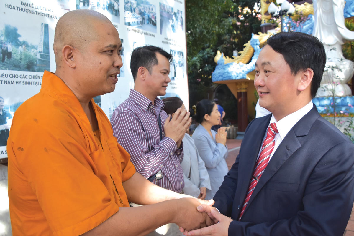 Ủy viên Trung ương Đảng, Phó Chủ tịch - Tổng Thư ký UBTƯ MTTQ Việt Nam Hầu A Lềnh thăm hỏi bà con kiều bào tại Thủ đô Viêng Chăn, Lào, tháng 6/2018. Ảnh: Lê Na.