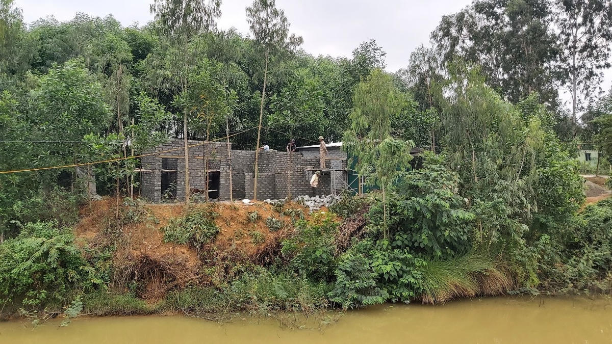 Ông Lý xây dựng nhiều hạng mục kiên cố nhưng chính quyền sở tại không xử lý.