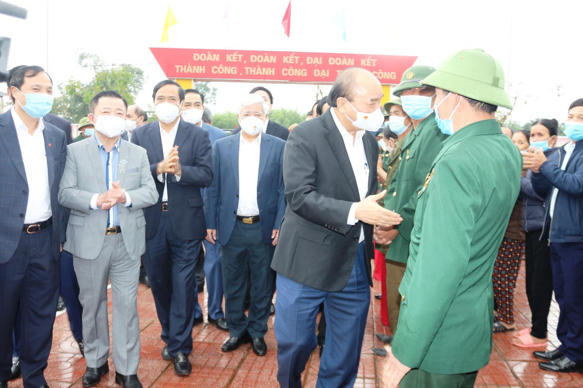 Chủ tịch nước thăm mô hình Nhà văn hóa cộng đồng - Ngôi nhà trí tuệ thôn Phan Chu Trinh, xã Cẩm Duệ, Cẩm Xuyên, Hà Tĩnh.
