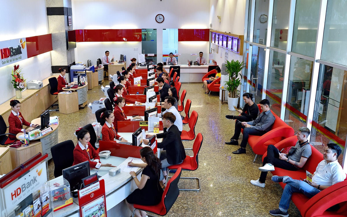 Lãi suất vay thấp, giao dịch thuận tiện, ngân hàng hiện đang là kênh đầu tư được nhiều người lựa chọn.