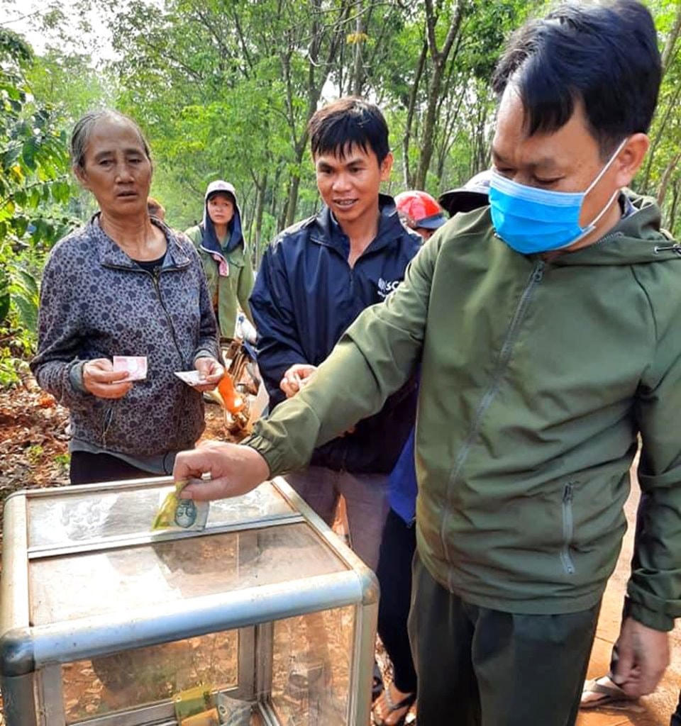 Người dân thôn 4 ủng hộ tiền để tổ chức tang lễ cho bà T.. Nguồn: Báo Đắk Nông.