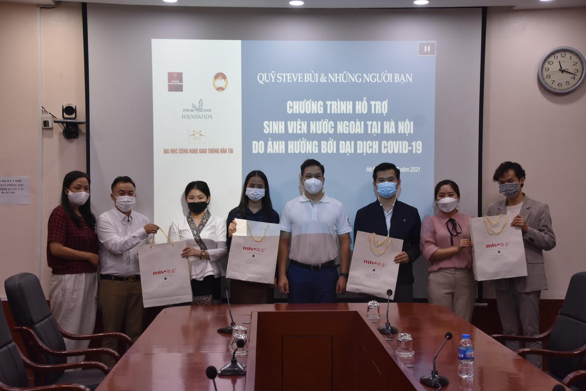 Trao hỗ trợ cho các lưu học sinh tại Trường Đại học Công nghệ Giao thông vận tải