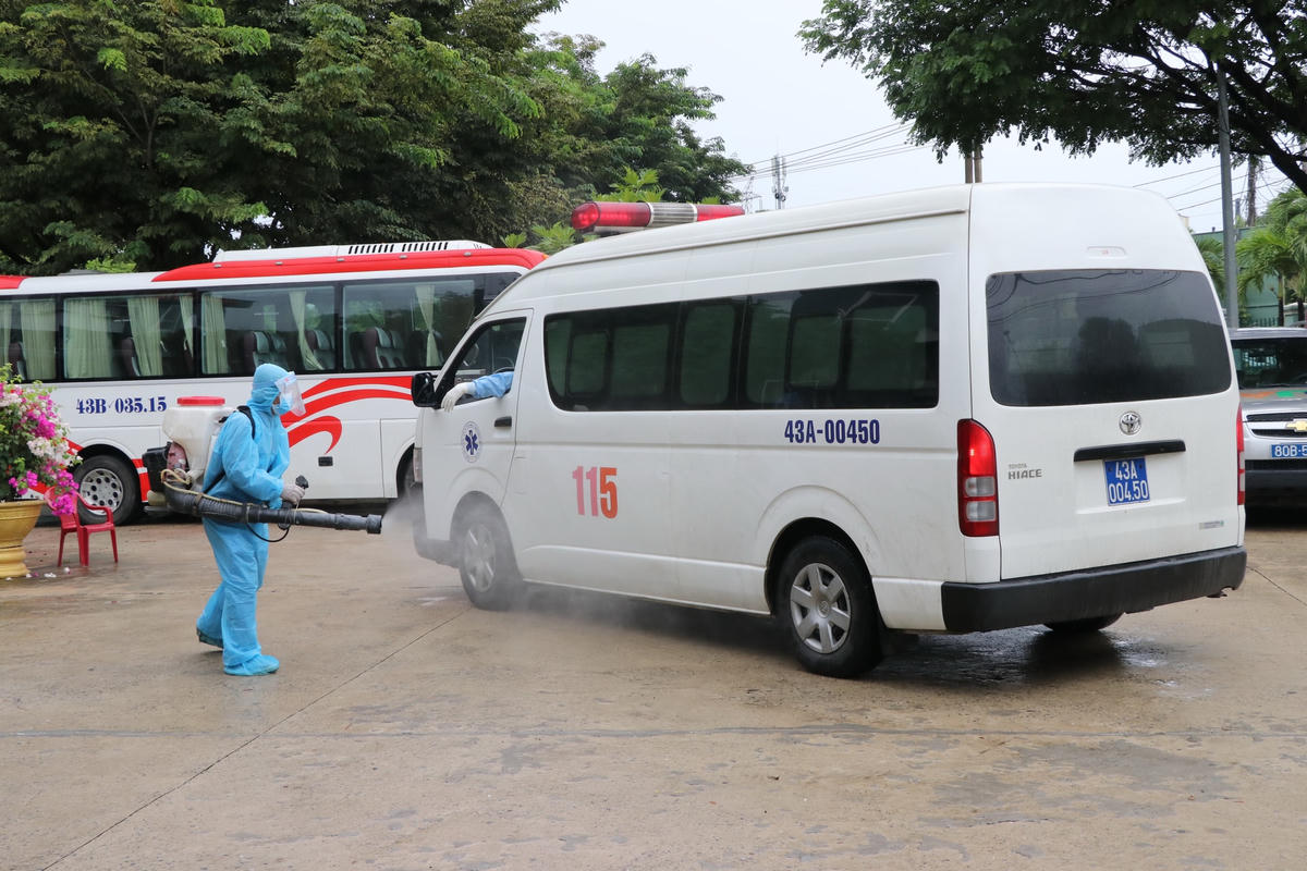 Tiêu độc khử trùng xe cấp cứu đưa bệnh nhân vào Bệnh viện dã chiến Hòa Vang. Ảnh: Bình Nguyên.
