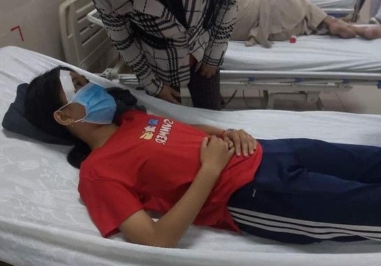 Nữ sinh N. được người dân đưa đến bệnh viện cấp cứu.