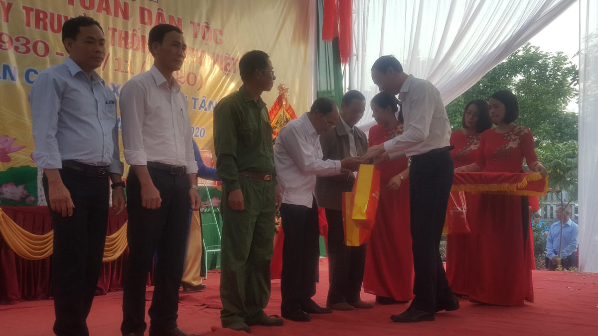 Phó Chủ tịch UBTƯ MTTQ Việt Nam Phùng Khánh Tài tặng quà các hộ dân trong thôn An Cơ Bắc.