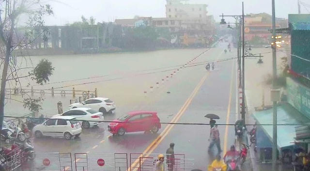 Đập Đá tràn nước lũ, các phương tiện bị cấm lưu thông nhưng một số người thấy nước chưa cao nên vẫn cố đi qua.
