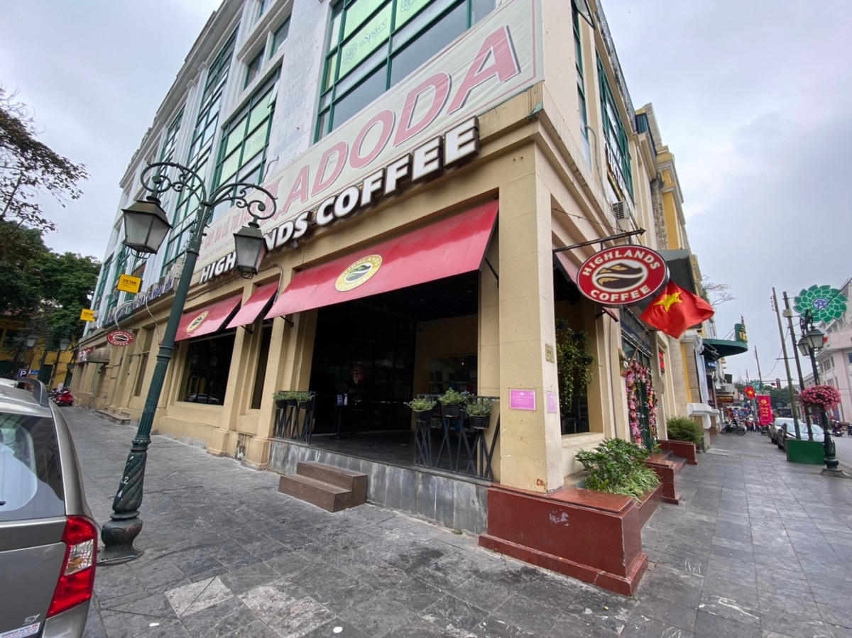 Quán Highlands Coffee tại phố Tràng Tiền đóng cửa. Đây cũng là một trong những chuỗi quán cafe "đình đám", có thương hiệu và thu hút lượng khách rất lớn. Ảnh: Lan Anh. 